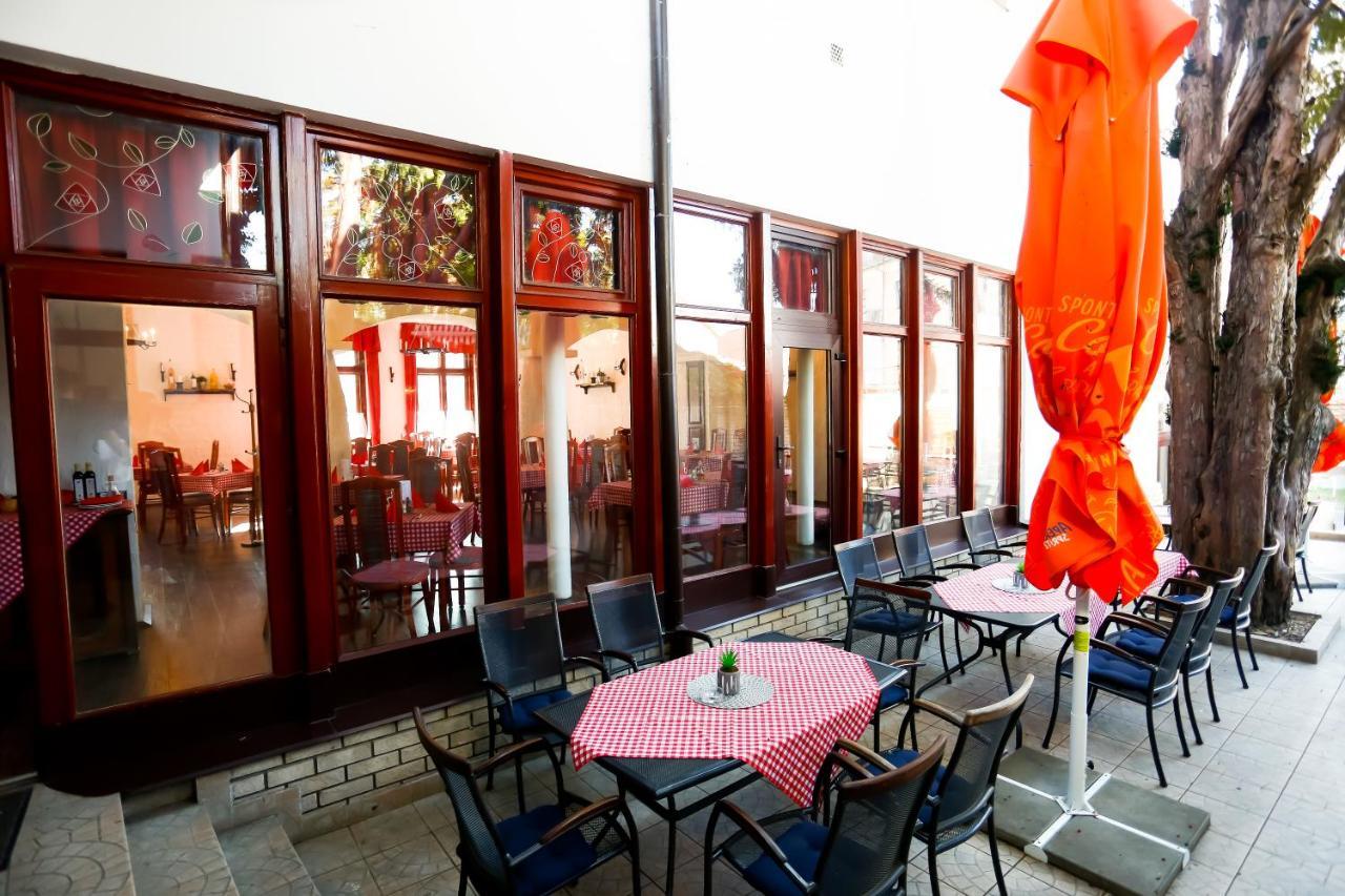 Bed and Breakfast Un Pizzico Di Italiano Etterem Es Panzio Ньиредьхаза Экстерьер фото